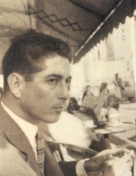 le capitaine Léger en tenue civil assis à la terrasse d'un café.
